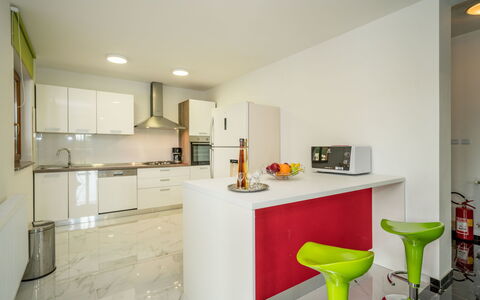 Villa Frankovići: Eigendom, Kamer, Interieur Ontwerp, Geel, Meubilair, Gebouw, Keuken, Huis, Onroerend Goed, Cabinetry