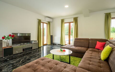 Villa Frankovići: Kamer, Meubilair, Eigendom, Interieur Ontwerp, Gebouw, Woonkamer, Huis, Tafel, Onroerend Goed, Verdieping