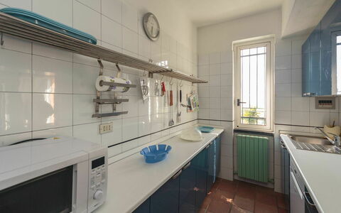 Villa Pia Con Piscina a Recco: Cabinetry, Gootsteen, Wastafel, Kraan, Venster, Countertop, Keuken, Gebouw, Interieur Ontwerp, Huis