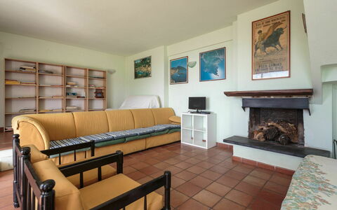 Villa Pia Con Piscina a Recco: Bankstel, Fotolijst, Meubilair, Tafel, Interieur Ontwerp, Architectuur, Hout, Slaapbank, Woonkamer, Verdieping
