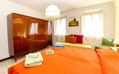 La Piccola Margherita: Kamer, Slaapkamer, Meubilair, Eigendom, Bed, Interieur Ontwerp, Oranje, Laken, Suite, Gebouw