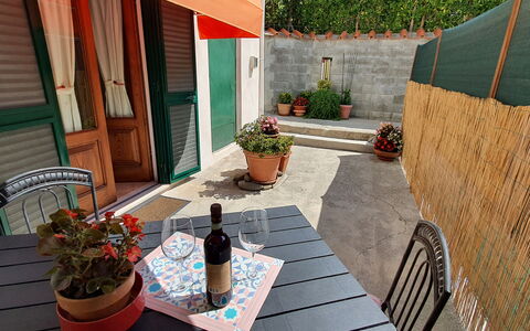 La Piccola Margherita: Eigendom, Huis, Kamer, Backyard, Gebouw, Patio, Huis, Onroerend Goed, Bloempot, Werf