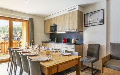 T-Resort la Tzoumaz 4P10 900.4: Tafel, Meubilair, Stoel, Bankstel, Hout, Interieur Ontwerp, Keuken, Countertop, Verdieping, Venster