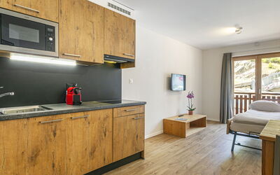 T-Resort la Tzoumaz 2P4 900.1: Eigendom, Cabinetry, Meubilair, Countertop, Venster, Hout, Interieur Ontwerp, Toestel Van De Keuken, Verdieping, Woonkamer