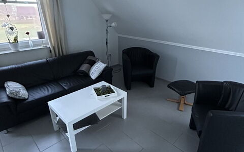 Dori: Water, Lucht, Eigendom, Zwembad, Azure, Wolk, Badplaats, Buitenmeubels, Fabriek, Boom
