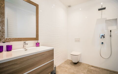 Minimal: Badkamer, Kamer, Eigendom, Purper, Interieur Ontwerp, Tegel, Verdieping, Bad, Gebouw, Plafond