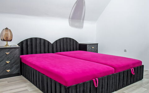 Vilma: Meubilair, Comfort, Bed Frame, Rechthoek, Textiel, Purper, Gebouw, Verlichting, Hout, Interieur Ontwerp