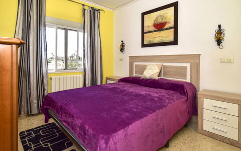 Bellavista: Slaapkamer, Bed, Meubilair, Laken, Kamer, Eigendom, Matras, Bed Frame, Bedding, Interieur Ontwerp