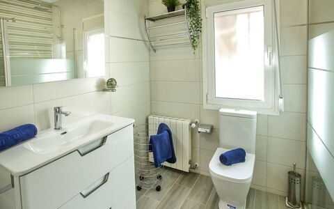 Bellavista: Eigendom, Wastafel, Loodgieterswerkinrichting, Purper, Badkamerkast, Badkamer, Venster, Cabinetry, Interieur Ontwerp