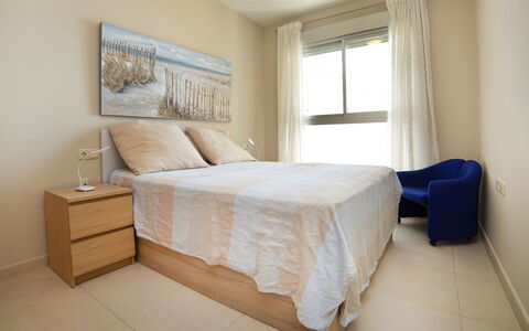 Entremares: Slaapkamer, Meubilair, Bed, Kamer, Matras, Eigendom, Laken, Bedding, Verdieping, Bed Frame