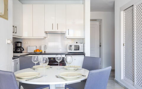 Atalaya Rio Verde: Kamer, Wit, Meubilair, Interieur Ontwerp, Eigendom, Gebouw, Keuken, Plafond, Countertop, Verdieping