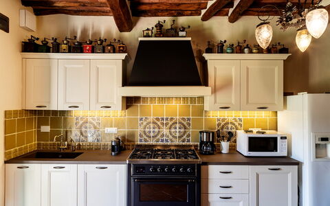 Villa Roncovisi: Countertop, Cabinetry, Keuken, Kamer, Meubilair, Eigendom, Interieur Ontwerp, Plafond, Verlichting, Fornuis