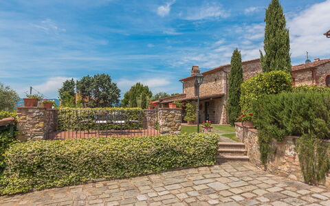 Villa Dell'angelo: Eigendom, Lucht, Muur, Huis, Gebouw, Onroerend Goed, Boom, Wolk, Huis, Woongebied