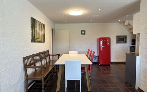 Bungalowpark Landsrade: Tafel, Meubilair, Eigendom, Stoel, Hout, Interieur Ontwerp, Gebouw, Flooring, Verdieping, Hal