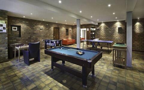Bungalowpark Landsrade: Tafel, Meubilair, Eigendom, Biljarttafel, Biljartkamer, Pool, Biljart, Gebouw, Recreatie Ruimte