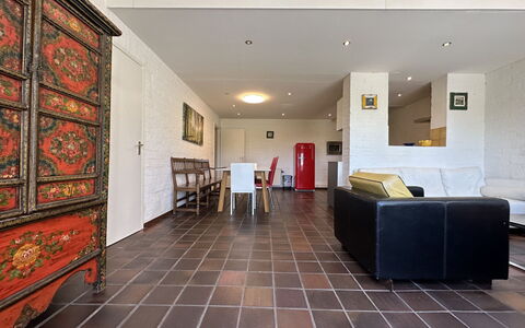 Bungalowpark Landsrade: Fotolijst, Hal, Kamerplant, Flooring, Verdieping, Onroerend Goed, Hout, Woonkamer, Bankstel