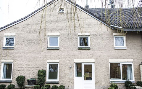 Bungalowpark Landsrade: Fabriek, Gebouw, Venster, Eigendom, Huis, Lucht, Verblijf, Muur, Woongebied