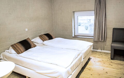 Bungalowpark Landsrade: Meubilair, Eigendom, Gebouw, Comfort, Venster, Hout, Schaduw, Bed Frame, Interieur Ontwerp, Verdieping