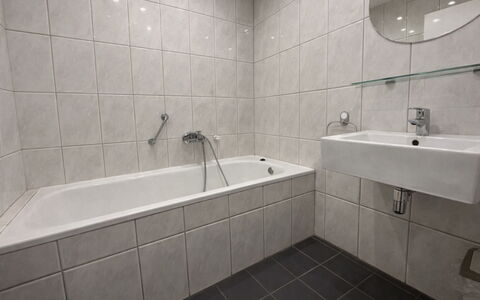 Bungalowpark Landsrade: Badkamer, Flooring, Loodgieterswerkinrichting, Muur, Verdieping, Bad, Interieur Ontwerp, Loodgieter, Kraan, Tegel