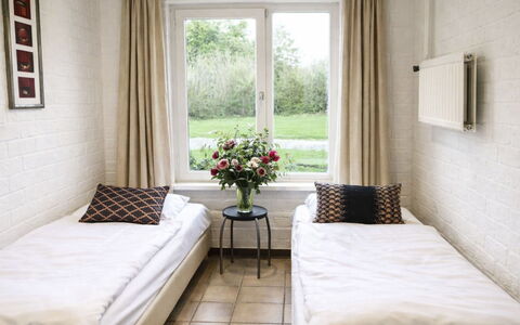 Bungalowpark Landsrade: Bed, Slaapkamer, Verdieping, Bedding, Interieur Ontwerp, Flooring, Meubilair, Laken, Bed Frame, Kamer