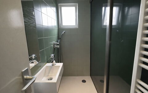 Bungalowpark Landsrade: Badkamer, Loodgieterswerkinrichting, Flooring, Verdieping, Interieur Ontwerp, Loodgieter, Kraan, Wastafel In De Badkamer, Wastafel, Toilet
