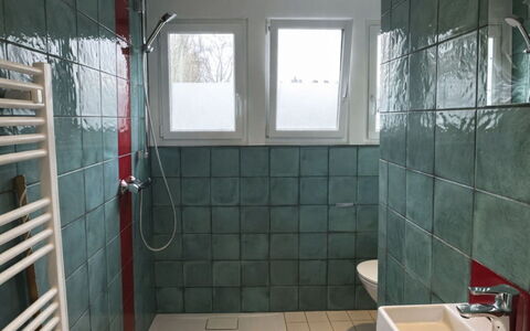 Bungalowpark Landsrade: Flooring, Muur, Loodgieterswerkinrichting, Verdieping, Badkamer, Tegel, Interieur Ontwerp, Loodgieter, Samengesteld Materiaal, Kraan