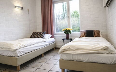 Bungalowpark Landsrade: Bed, Muur, Slaapkamer, Bedding, Hout, Verdieping, Flooring, Laken, Interieur Ontwerp, Meubilair