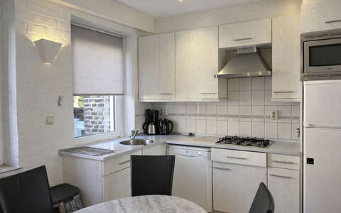 Bungalowpark Landsrade: Meubilair, Keuken, Countertop, Interieur Ontwerp, Toestel Van De Keuken, Major Appliance, Flooring, Plafond, Verdieping, Cabinetry