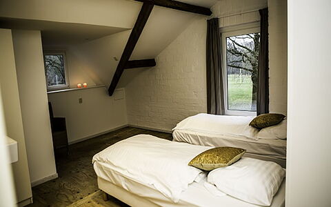 Bungalowpark Landsrade: Eigendom, Gebouw, Meubilair, Comfort, Bed Frame, Hout, Schaduw, Venster, Interieur Ontwerp