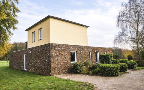 Vrijstaande 10 Persoons: Gras, Muur, Gebouw, Huis, Facade, Struik, Huis, Woongebied, Architectuur, Dak