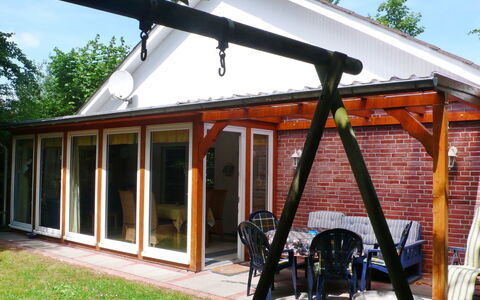 Achtern Diek: Dak, Patio, Straal, Gebouw, Veranda, Huis, Pergola, Schaduw, Siding, Outdoor Structuur