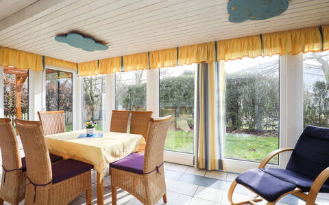 Achtern Diek: Meubilair, Eigendom, Tafel, Fabriek, Groen, Stoel, Schaduw, Hout, Architectuur, Interieur Ontwerp