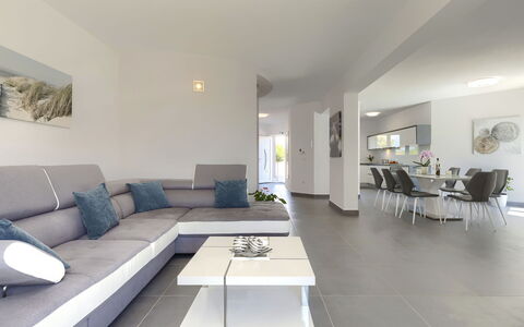 Villa Gocci: Tafel, Meubilair, Bankstel, Fotolijst, Interieur Ontwerp, Gebouw, Flooring, Verdieping, Woonkamer