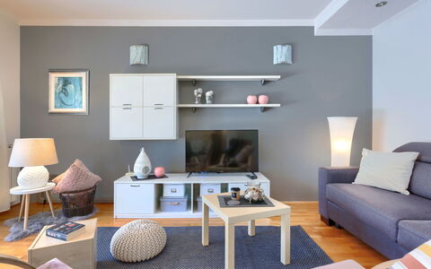 Tea: Meubilair, Tafel, Bankstel, Azure, Comfort, Verlichting, Woonkamer, Hout, Flooring, Verdieping