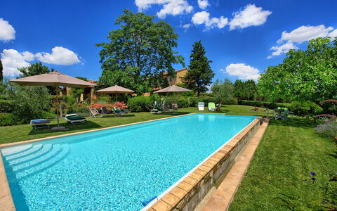 Villa Sonia: Zwembad, Eigendom, Onroerend Goed, Landgoed, Huis, Gras, Vrije Tijd, Gebouw, Huis, Villa