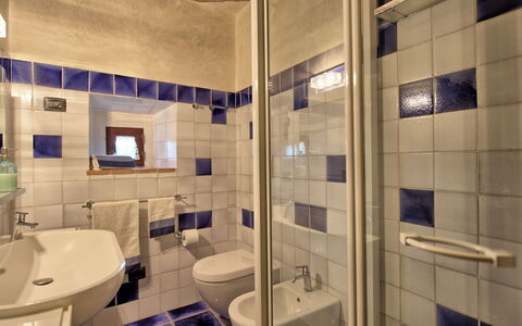 Villa Sonia: Spiegel, Kraan, Loodgieterswerkinrichting, Wastafel, Badkamer, Purper, Wastafel In De Badkamer, Interieur Ontwerp, Verdieping, Muur