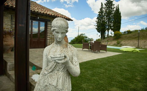 Villa Umbra: Standbeeld, Beeldhouwwerk, Gras, Lucht, Steenhouwen, Tuin, Kunst, Monument, Boom, Huis