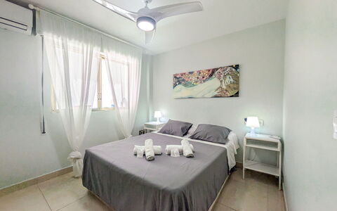 Benidorm 954: Bed, Meubilair, Slaapkamer, Verdieping, Flooring, Plafond, Interieur Ontwerp, Kamer, Laken, Bedding