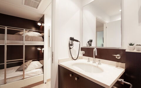Porto Vecchio 150: Badkamer, Kamer, Eigendom, Interieur Ontwerp, Wastafel, Architectuur, Gebouw, Huis, Meubilair, Loodgieterswerkinrichting