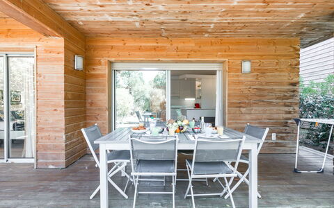 Porto Vecchio 150: Tafel, Meubilair, Stoel, Gebouw, Hout, Fabriek, Schaduw, Boom, Interieur Ontwerp, Beits