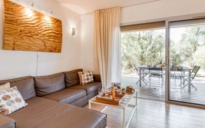 Cala Sultana 150.7: Bankstel, Tafel, Meubilair, Eigendom, Hout, Comfort, Interieur Ontwerp, Woonkamer, Slaapbank, Architectuur