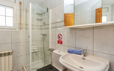 Floramar: Loodgieterswerkinrichting, Wc Bril, Flooring, Wastafel In De Badkamer, Wastafel, Verdieping, Toilet, Badkamer, Interieur Ontwerp, Kraan