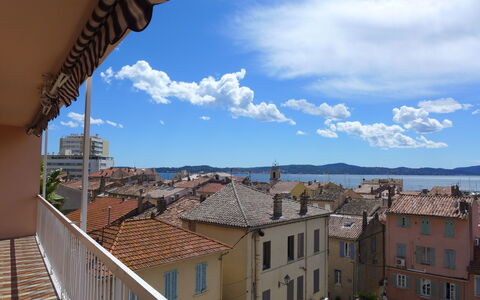Sainte Maxime 135: Lucht, Blauw, Eigendom,  Dorf\, Dak, Gebouw, Dag, Muur, Wolk, Architectuur