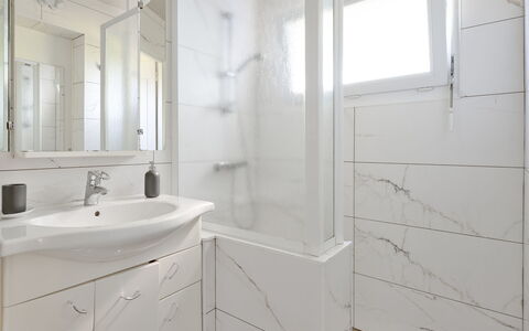 La Roche Blanche: Flooring, Verdieping, Interieur Ontwerp, Loodgieterswerkinrichting, Badkamer, Wastafel, Plafond, Kraan, Badkamerkast, Loodgieter