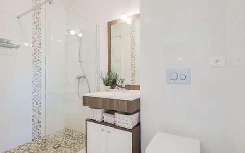 Les Jardins D'Eyrac: Badkamer, Kamer, Eigendom, Tegel, Interieur Ontwerp, Meubilair, Verdieping, Onroerend Goed, Architectuur, Gebouw