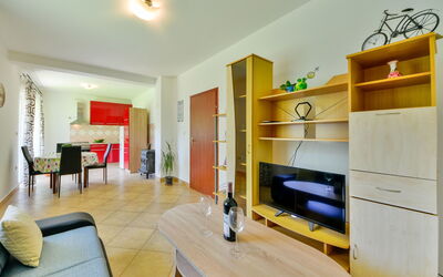 Zlatko 151.1: Kamer, Meubilair, Interieur Ontwerp, Eigendom, Geel, Woonkamer, Gebouw, Verdieping, Muur, Huis