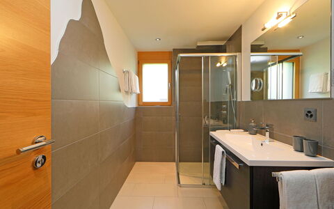 Haus Findelbach Apt. Happy Lily: Badkamer, Kamer, Eigendom, Wastafel, Interieur Ontwerp, Verdieping, Gebouw, Plafond, Architectuur, Muur