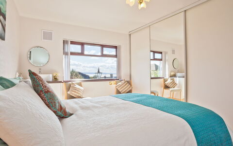 Lake District Coastal Cottage: Fotolijst, Eigendom, Meubilair, Venster, Gebouw, Azure, Comfort, Hout, Textiel, Verlichting
