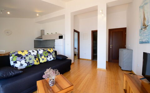 Sveti Juraj 105: Meubilair, Eigendom, Tafel, Bankstel, Comfort, Hout, Flooring, Woonkamer, Interieur Ontwerp, Verdieping
