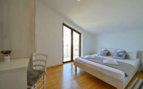 Sveti Juraj 105: Meubilair, Gebouw, Tafel, Comfort, Hout, Interieur Ontwerp, Venster, Verdieping, Bankstel, Flooring